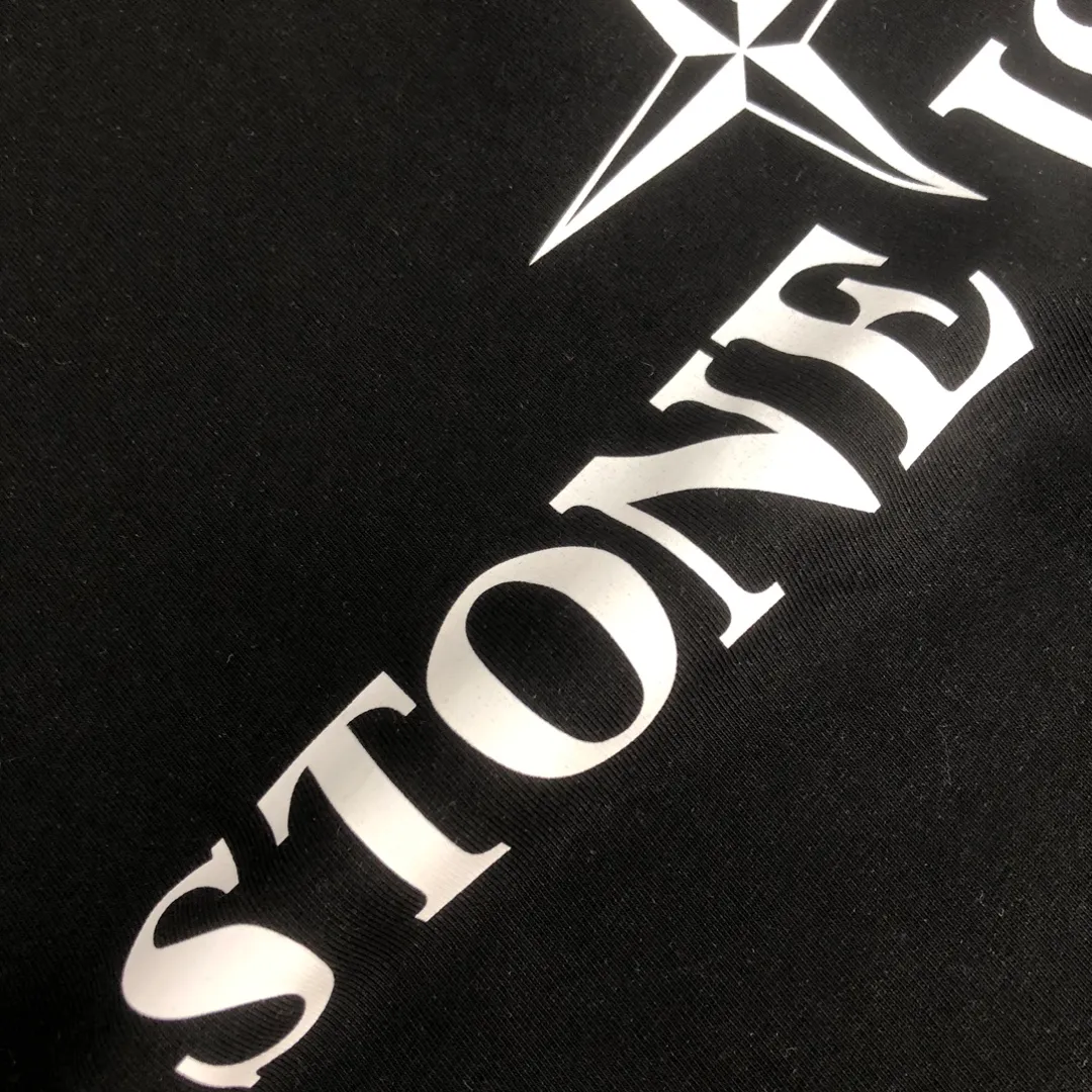 P180 Stone Island 2025 latest T-shirt, couple style ~ Original order, fashionable and casual short T-shirt, specially made of customized cotton fabric ~ Cotton T-shirt ~ Pre-washed to prevent deformation and shrinkage problem, more comfortable and breathable on the body ~ All available from stock ~ Unique design style, trendy must-have item, complete with three standards 👍 Color: black/white Size: S M L XL (larger version, please indicate your height and weight when placing an order)
